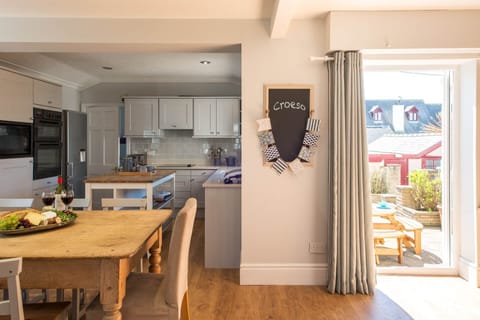 Hen Gi Mor Kitchen and Dining Table