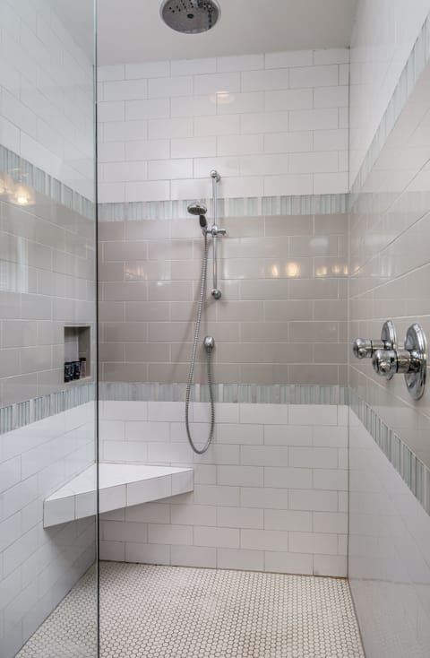 Combined shower/tub, hair dryer, towels