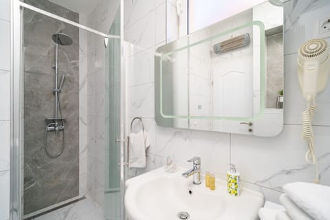 Combined shower/tub, hair dryer, towels