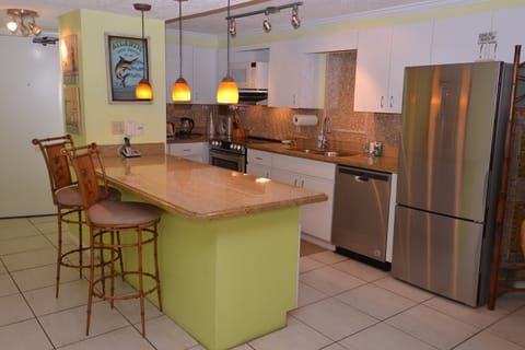 Fully equipped kitchen with breakfast bar, all new stainless steel appliances!