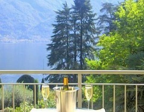 Enjoy al fresco dining on the balcony!