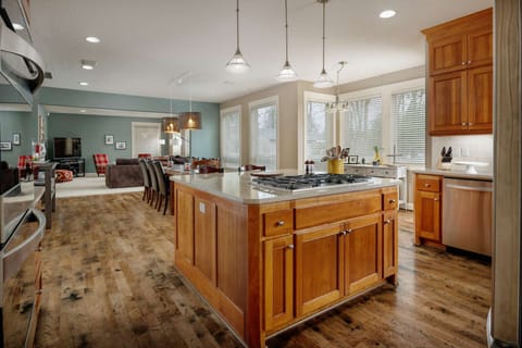 Welcome to Highland Gables! Please enjoy this charming rental in the heart of Beaverton.