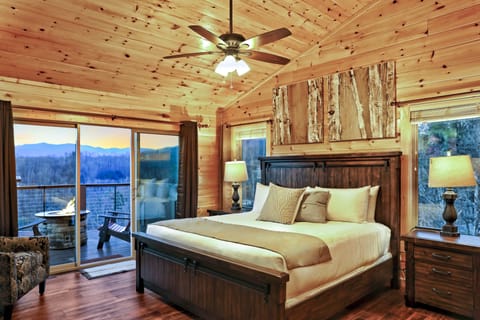 Luxury VIEW Cabin! 4 Fireplaces! Huge Decks & Game Room! - Heaven's Hangout Cabin in Gatlinburg