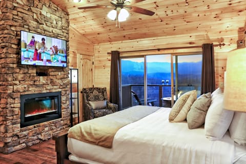 Luxury VIEW Cabin! 4 Fireplaces! Huge Decks & Game Room! - Heaven's Hangout Cabin in Gatlinburg