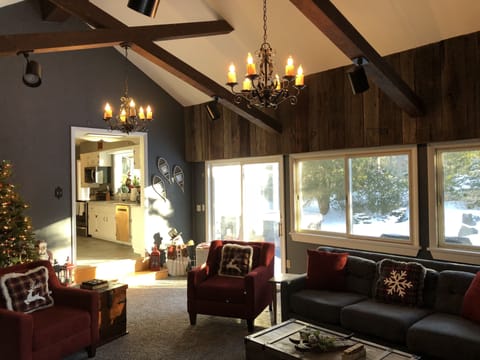 New!  Upscale Adirondack Lodge house. Lodge house with amenities and amenities! 