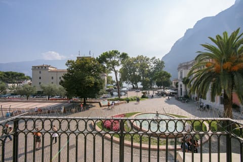 The amazing view on the square, the castle La Rocca, the fountain and the lake