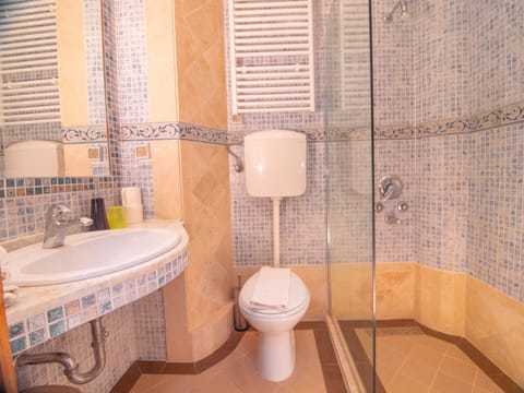 Combined shower/tub, hair dryer, towels