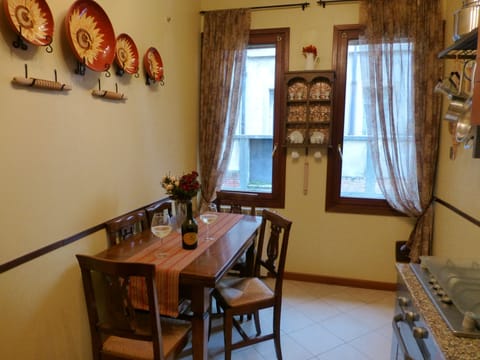 Spacious eat-in kitchen