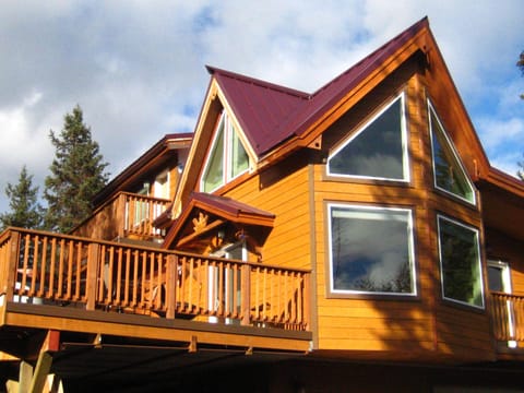 The South facing Eagles Aerie- 2nd floor accommodations, a loft and three decks