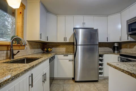 Full-size fridge, microwave, oven, stovetop