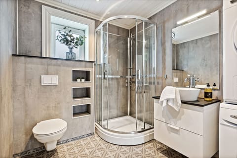 Combined shower/tub