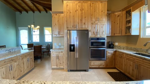 Private kitchen | Fridge, microwave, oven, stovetop