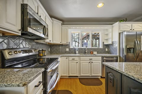 Kitchen Table / Main Level