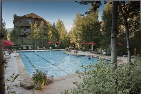The Arrowhead luxury experience includes pool & jacuzzi.