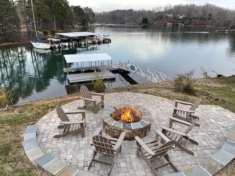 Come enjoy swimming, kayaking, and relaxing in this quiet cove on Lake Keowee