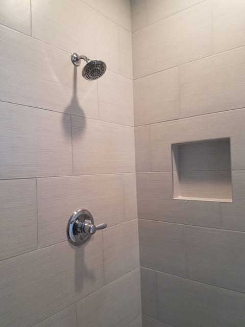 Combined shower/tub, hair dryer, towels