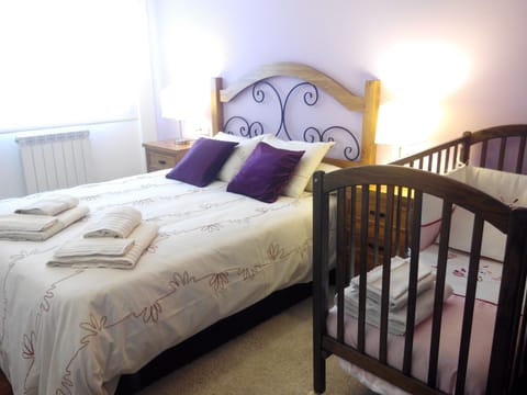 2 bedrooms, desk, iron/ironing board, cribs/infant beds
