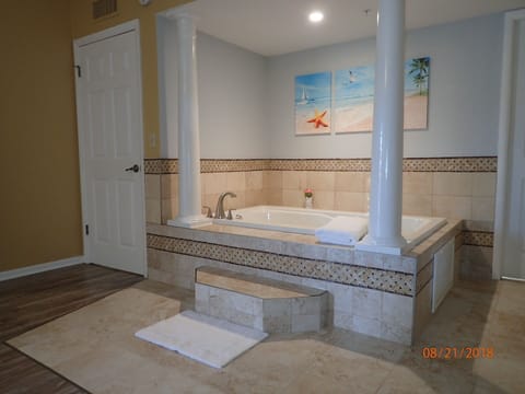 Combined shower/tub, jetted tub, hair dryer, towels