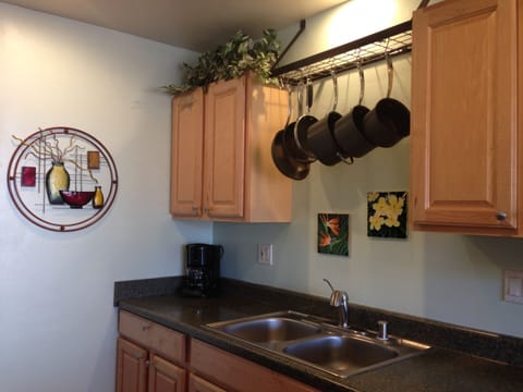 Kitchen sink, dishwasher