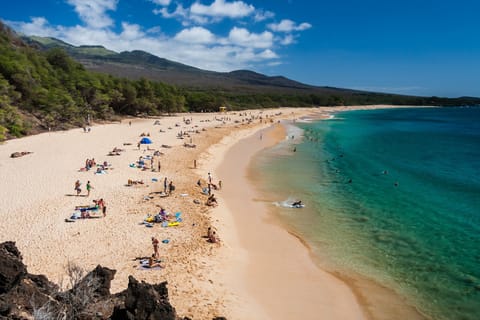 Beach nearby, sun loungers, beach towels