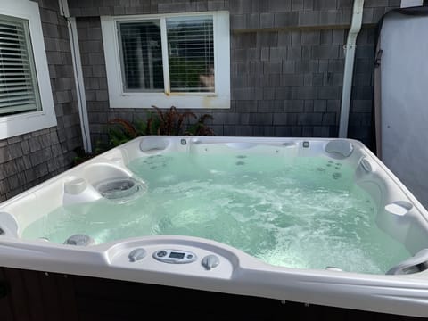 Caldera Spa 7 person hot tub.