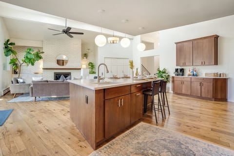 huge kithcen with wide walkways for lots of people to congretate 