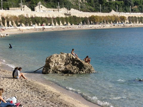 Beach nearby, sun loungers, beach towels