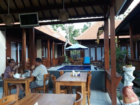 Warten Sie Garden Cottage ein einzigartiges Gebäude, Schwimmbad, Restaurant und Bar Cottage in Nusapenida
