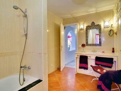 Combined shower/tub, hair dryer, bidet, towels