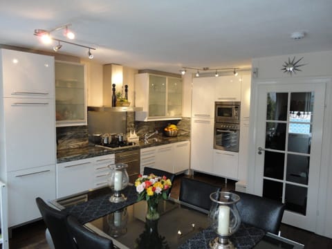 Private kitchen | Fridge, microwave, oven, stovetop