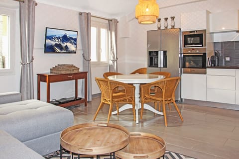 Open lounge kitchen with extendable table