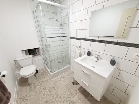 Combined shower/tub, hair dryer, towels, toilet paper