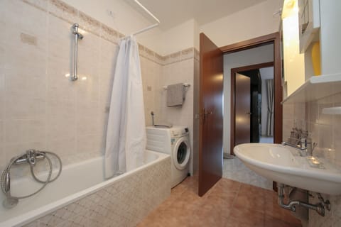 Combined shower/tub, hair dryer, bidet, towels