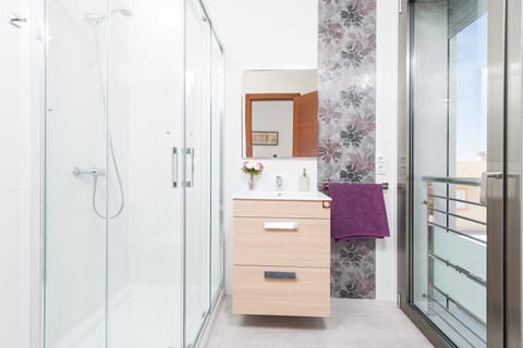 Combined shower/tub, hair dryer, towels