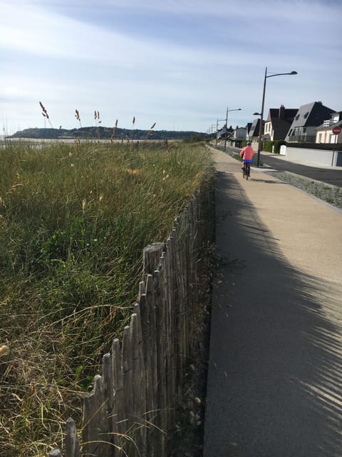 Seafront promenade for cyclists and walkers. Promenade au front de mer.