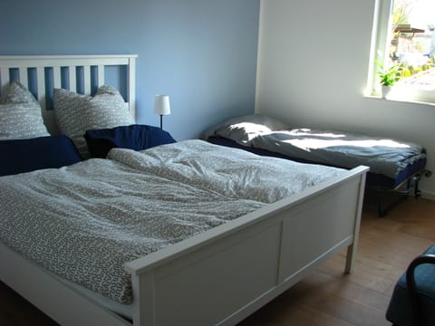 Travel crib, free WiFi, bed sheets, wheelchair access