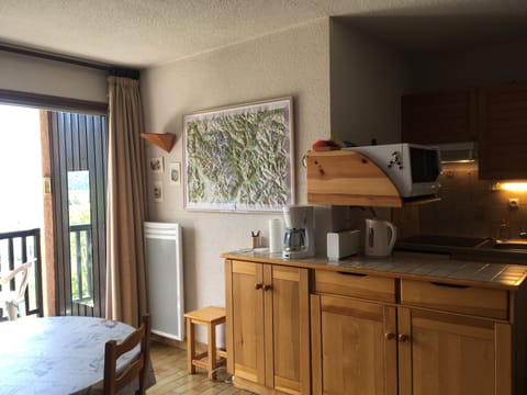 41/5000
Living room and kitchenette (in part)