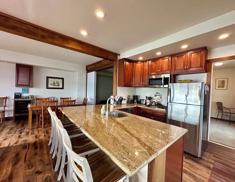 Granite island with 4 stools, great dining spot and workspace if needed