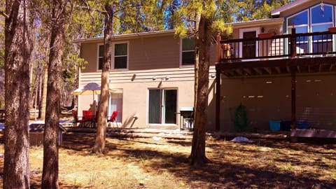 Ground level apartment. I am upstairs if you need anything!