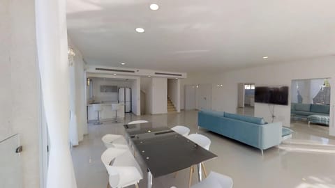 Royal Villa with Private Pool! 6 BDR/5.5 BATH. Up to 16 Guests! Villa in Herzliya