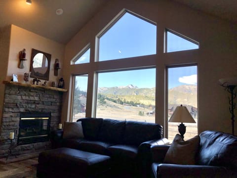 Living room with spectacular views of the Ramshorn Mountain Range. 