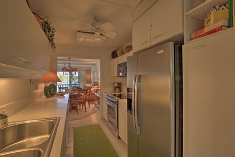 Full-size fridge, microwave, oven, stovetop