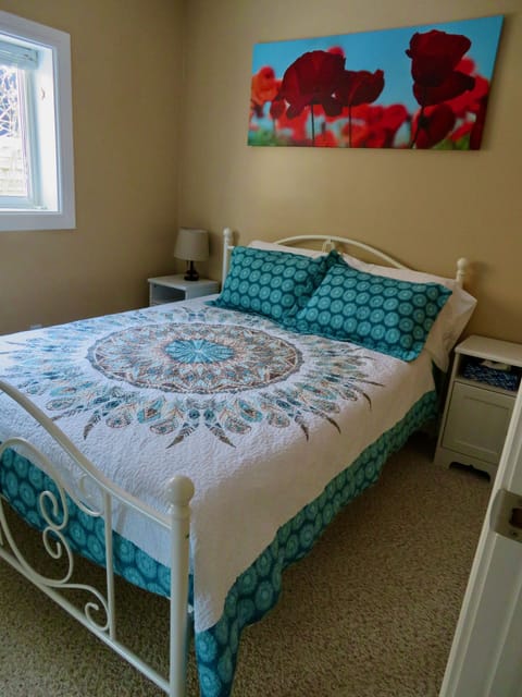 2nd bedroom with queen bed