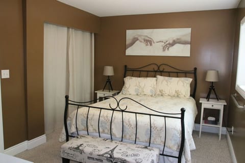 Master Bedroom with full closet, Queen Bed