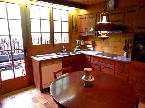 Kitchen 6 people can sit down on the stools