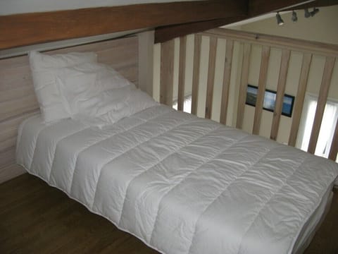 2 bedrooms, travel crib, free WiFi