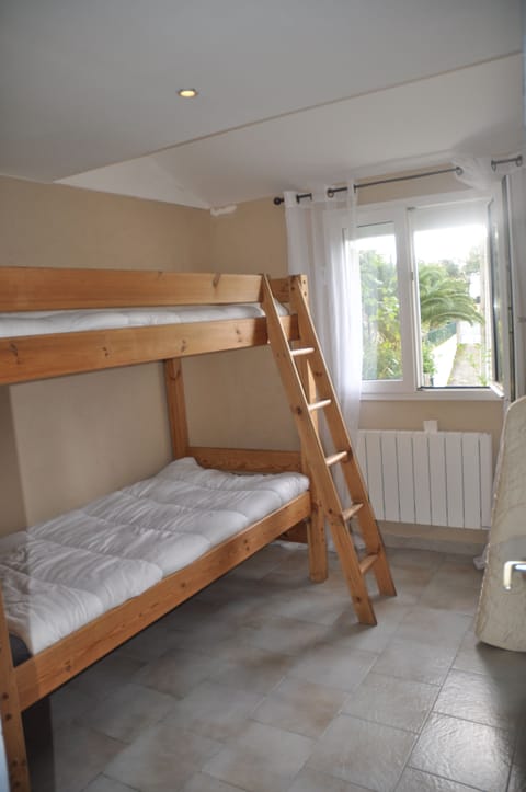 4 bedrooms, iron/ironing board, cribs/infant beds, free WiFi