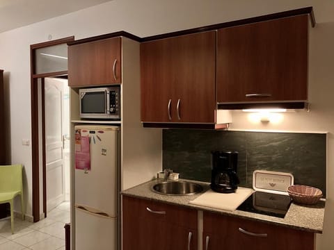 Fridge, microwave, stovetop, coffee/tea maker