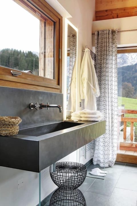 Salle de bain avec douche hammam attenante à la chambre 5