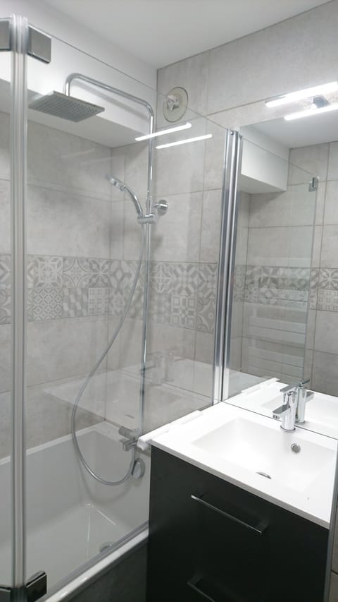 Combined shower/tub